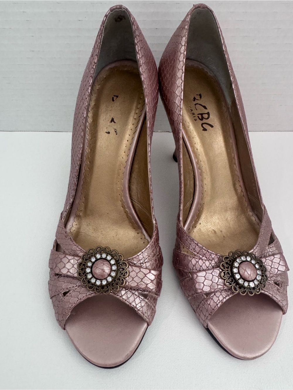 Vintage BCBG Paris rose pink faux snakeskin leather peep toe heels 7N
